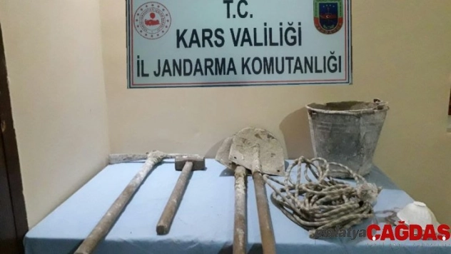Kars'ta define bulmak için evi kazdılar