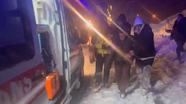 Kars'ta ekipler kar engelini aşarak hasta vatandaşa ulaştı