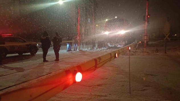 Kars'ta hemzemin geçitte lokomotifin çarptığı çocuk yaralandı