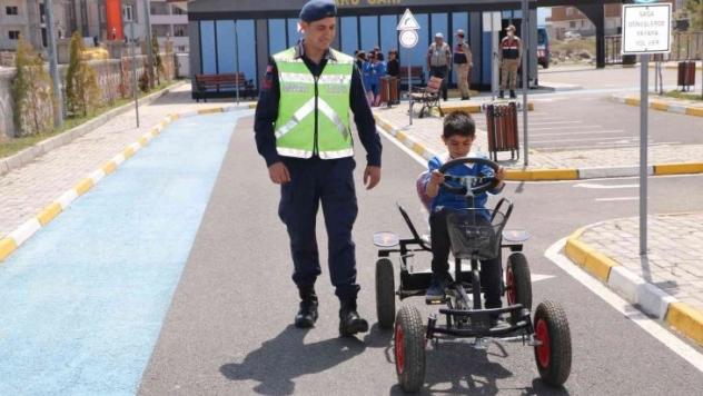 Kars'ta jandarmadan çocuklara trafik eğitimi