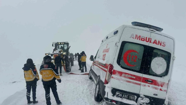 Kars'ta kar esareti: Karda mahsur kalan ambulansların imdadına özel idare yetişti