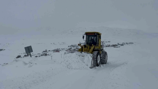 Kars'ta kar kaplanlarının 2 bin 100 rakımda zorlu mesaisi