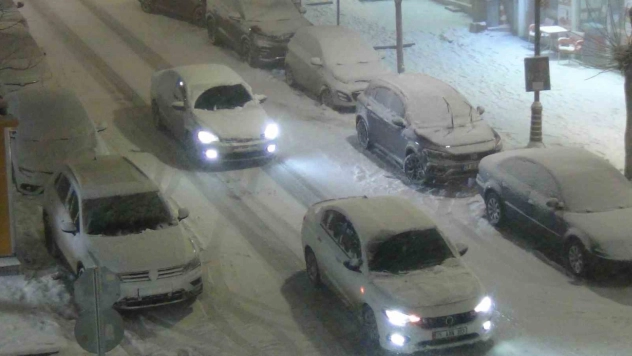 Kars'ta kar ve tipiden göz gözü görmüyor