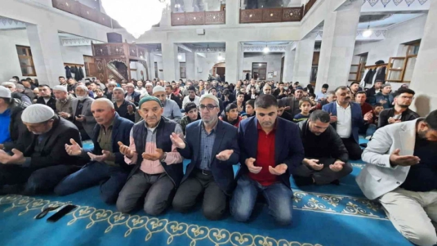 Kars'ta Mevlit Kandili'nde camiler doldu