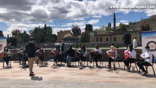 Kars'ta öğrenciler mini konser verdi