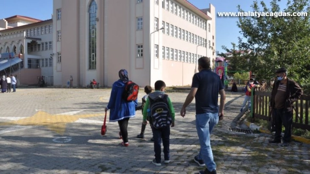 Kars'ta öğrencilerde ilk ders heyecanı