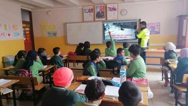 Kars'ta öğrencilere trafik kuralları anlatıldı