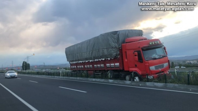 Kars'ta saman yüklü tır orta refüje çıktı