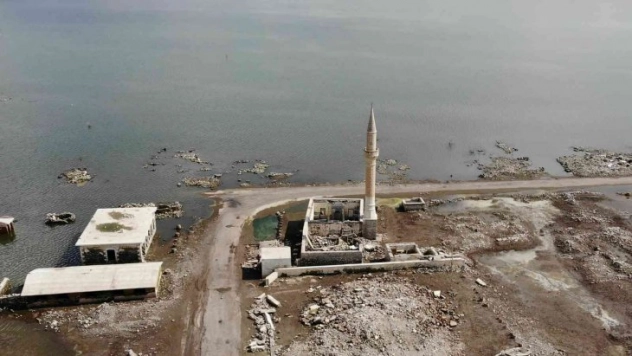 Kars'ta sel suları Boğazköy camisinin minaresi yıktı