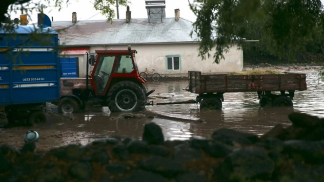 Kars'ta Şiddetli Sağanak Sele Dönüştü: Evler Su Altında