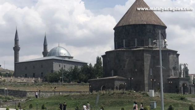 Kars'ta tarihi mekanlar ziyaretçi akınına uğruyor