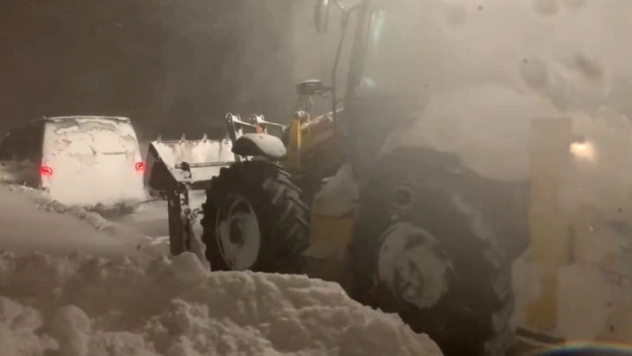 Kars'ta tipi nedeniyle onlarca araç mahsur kaldı