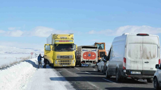 Kars'ta tırın kaymasıyla kapanan karayolu yeniden ulaşıma açıldı