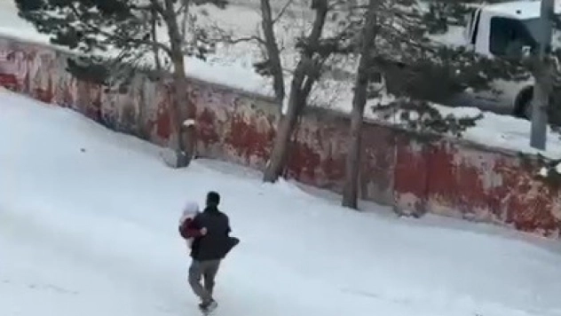 Kars'ta vefa dolu görüntü: Hasta annesini kucağında taşıdı