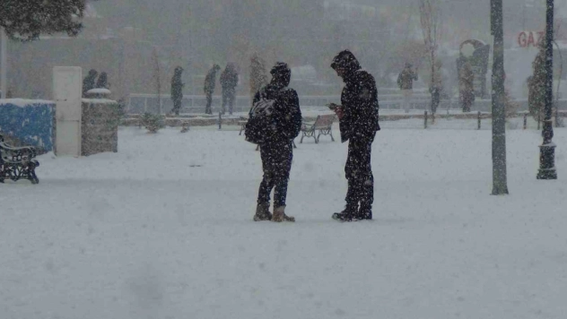 Vatandaşlar kar altında halay çekti
