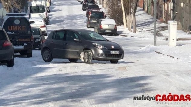 Kars'ta yollar buz pistine döndü