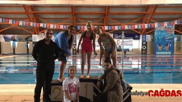 Kars'ta yüzmede dereceye girenler madalyalarını aldı