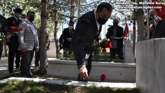 Kars Valisi Öksüz, Şehitliği ziyaret etti