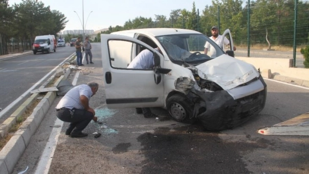 Karşı şeride geçip otomobile çarptı: 3 yaralı