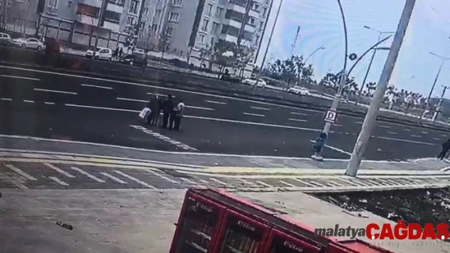 Karşıya geçerken aracın altında kalan şahıs ağır yaralandı