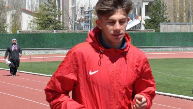 Karslı atlet 36 yıllık rekoru kırarak Dünya 3'üncü oldu