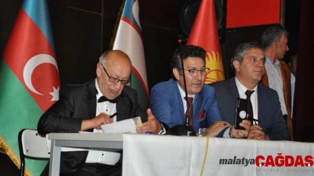 Kars'ta Aşık Şenlik Festivali'nin moderatörlüğü Salih Şahin yaptı