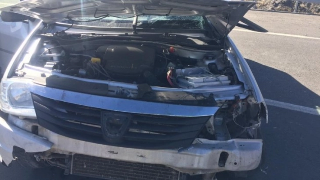 Kars'ta TIR otomobile çarptı: 2 yaralı