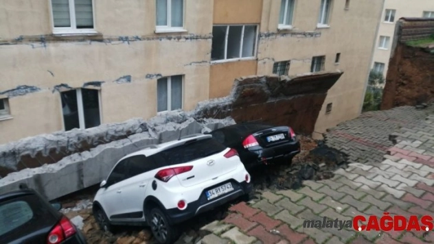 Kartal'da bir sitenin otoparkında duvar çöktü. Otomobiller açılan çukura  düşerken olay yerine itfaiye ekipleri sevk edildi.