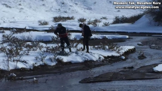 Kartopu oynarken bataklığa saplandı