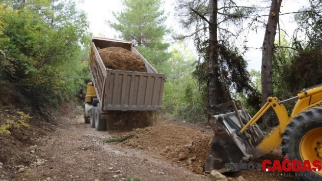 Kaş'ta kırsal mahallelerde yol çalışmaları