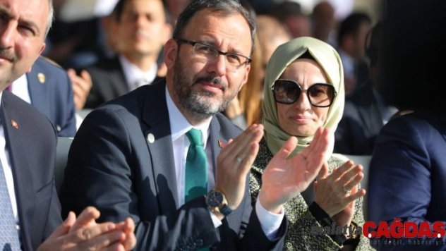 Kasapoğlu sporcu ve genç gönüllülerle fidan dikti