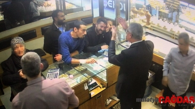 Kasayla çaldıkları altınları gülerek satmışlar