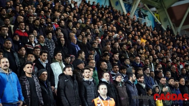 Kasımpaşa taraftarından 'Fikret Orman' göndermesi