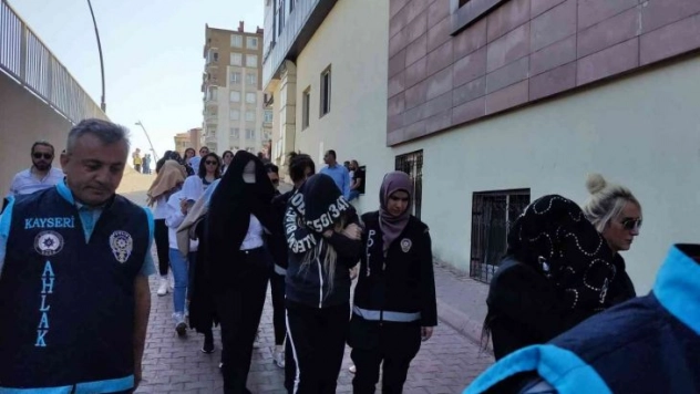 Kataloglarla fuhuş yaptıran çeteye operasyon: 27 Gözaltı