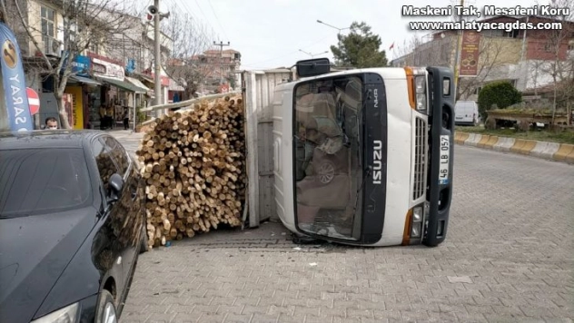Kavak yüklü kamyonet devrildi