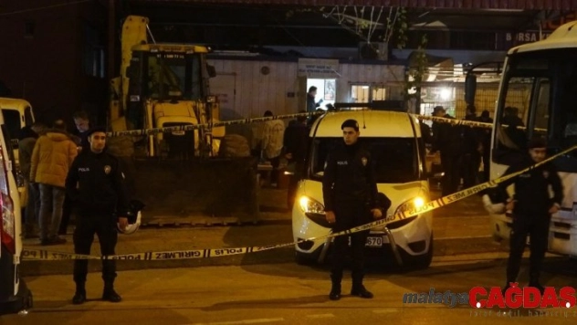 Kavgayı ayırmaya çalışan polisi, belinden aldığı silahıyla vurdu