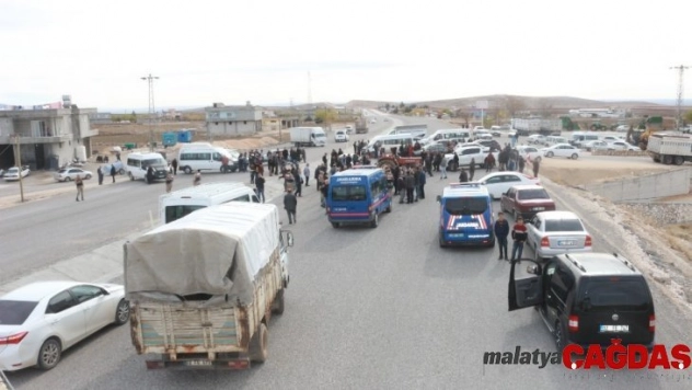 Kavşak isteyen köylüler yolda oturma eylemi yaptı