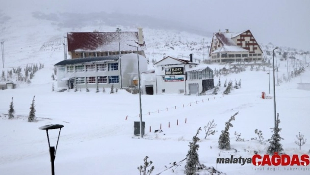 Kayak merkezinde kar kalınlığı 50 santimetreye ulaştı