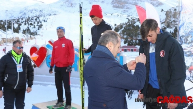 Kayakla Oryantiring Türkiye Şampiyonasında dereceye giren sporculara madalyaları takdim edildi