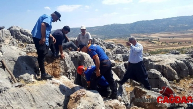 Kayalıklarda kuyuya düşen keçi kurtarıldı