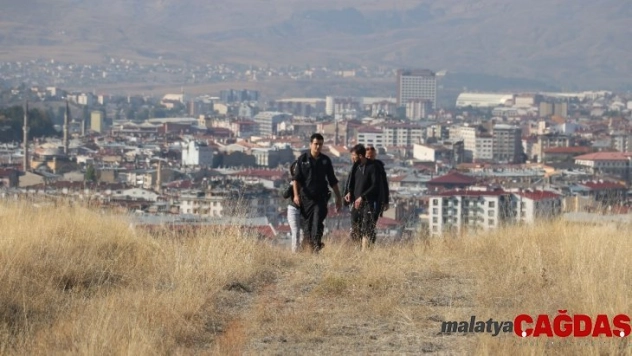 Kayalıklarda mahsur kaldılar, 5 saat kurtarılmayı beklediler