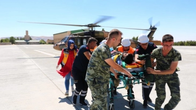 Kayalıklardan düşen vatandaş askeri helikopterle hastaneye sevk edildi