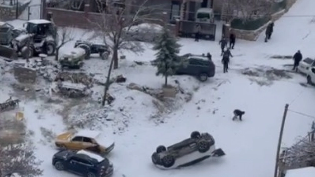 Kayan araç park halindeki aracı devirdi