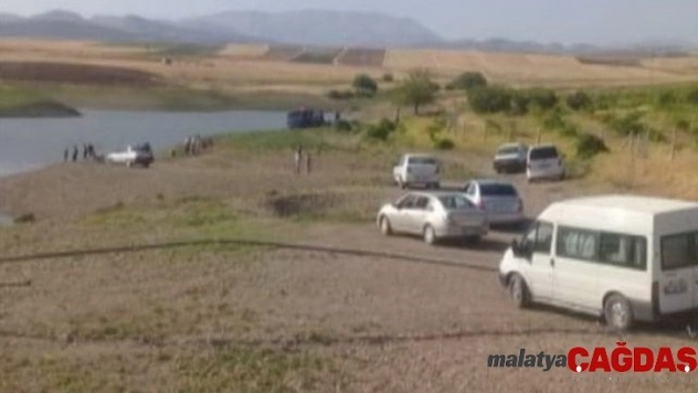 Kayan traktör gölete düştü