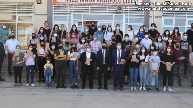 Kayapınar'da 'Bir kitap bir fidan' kampanyası sürüyor