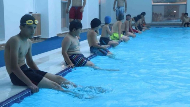 Kayapınar'da 4 bin 595 öğrenci yüzme öğrendi