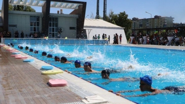 Kayapınar'lı 6 bin çocuk yüzme öğrendi
