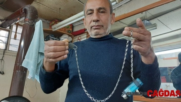 Kaybetmekten bıktı, çakmağını asma kilitle pantolonuna zincirledi