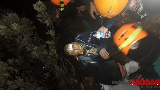 Kaybolan yaşlı kadını 30 kişilik arama, kurtarma ekibi buldu