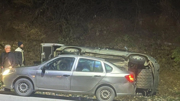 Kayganlaşan yolda otomobil devrildi